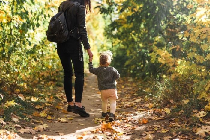 Jak przygotować się do jesiennych spacerów z dzieckiem?