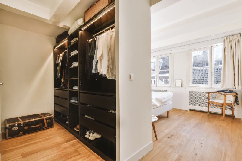 Jak urządzić garderobę na strychu - wykorzystanie przestrzeni poddasza do przechowywania ubrań