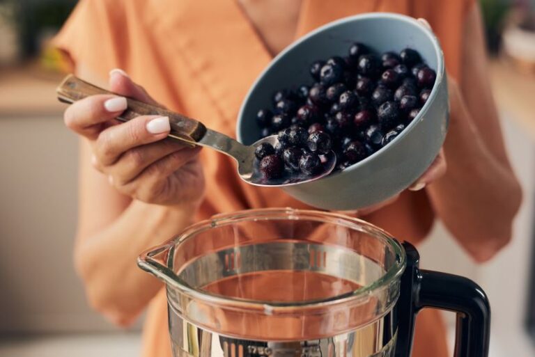 Przygotuj naturalny nawóz z wody i ciesz się podwójnymi plonami borówek